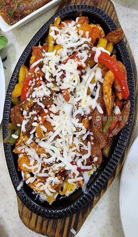 墨西哥法希塔(fajita)，在德州-墨西哥菜(Tex-Mex cuisine)中，是一种剥去的烤肉，加上剥去的辣椒和洋葱，通常放在面粉或玉米薄饼上。